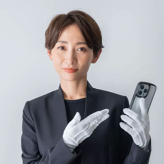 横浜市戸塚斎場の電話している女性